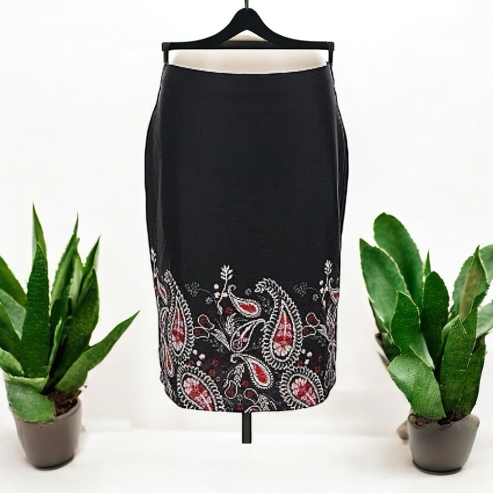 NYCC Elegant Black Embroidered Paisley Stretch Back Kick Skirt Medium